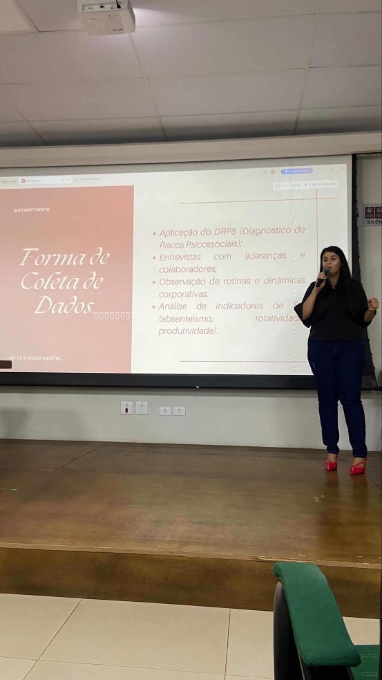 Ana Cláudia Martins palestrando sobre saúde mental